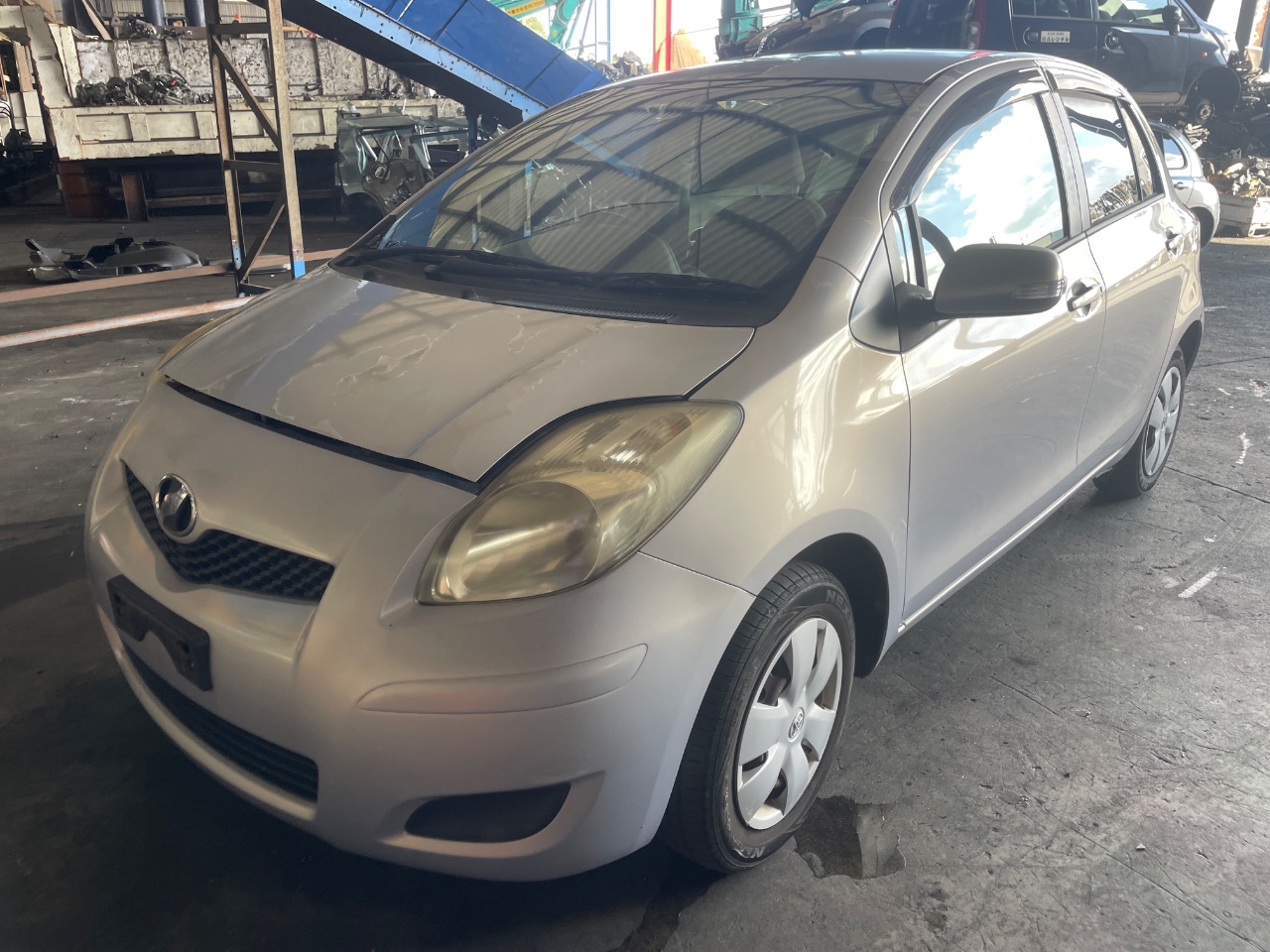 【フロントバンパー 8P4】ヴィッツ KSP90 ばら売り * フェンダー 右 8P4ヴィッツ KSP90 ばら売り * ヴィッツ KSP90の中古